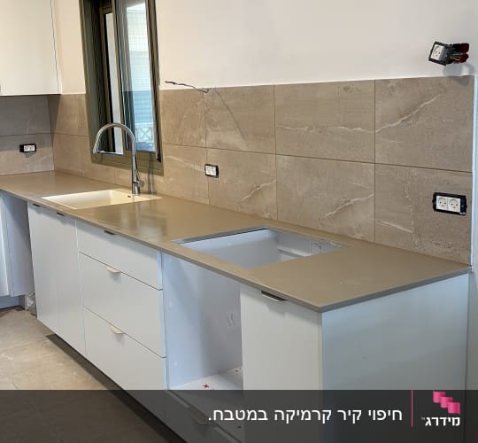 מטבח חדש עם ארונות וכיור מותקן